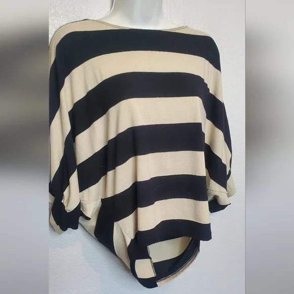 💚5/$25 Striped Black & Cream Cropped Slouchy Dolman Knit Top Size Medium - Picture 4 of 6